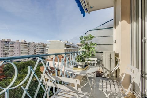 Centre-ville – Appartement (A/C) 6 personnes – 5 minutes plages et gare by Weekome Condo in Antibes