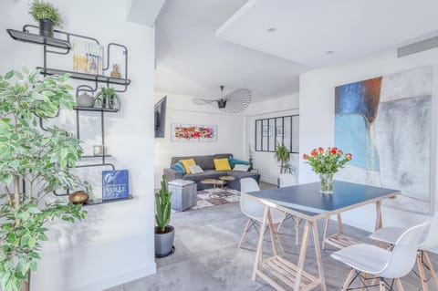 Centre-ville – Appartement (A/C) 6 personnes – 5 minutes plages et gare by Weekome Apartment in Antibes