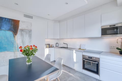 Centre-ville – Appartement (A/C) 6 personnes – 5 minutes plages et gare by Weekome Apartment in Antibes