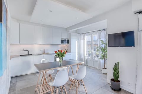 Centre-ville – Appartement (A/C) 6 personnes – 5 minutes plages et gare by Weekome Apartment in Antibes