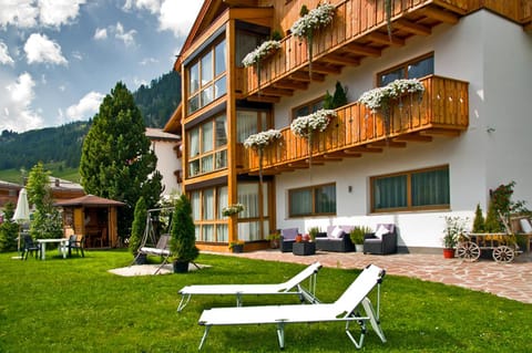 Facade/entrance, Balcony/Terrace