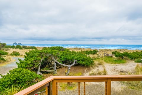 Pacific Oasis House in Rockaway Beach