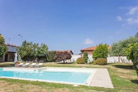 Villa near Milan with swimming pool House in Lombardy