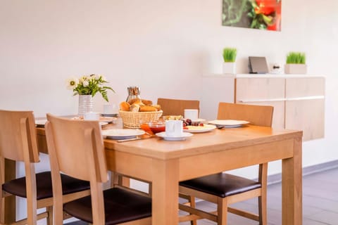 Living room, Food and drinks, Seating area, Dining area, Breakfast