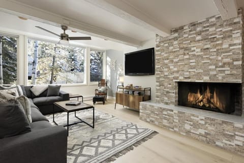 Chateau Snow Unit 202, Renovated Condo with Great Natural Light, Excellent Location House in Aspen