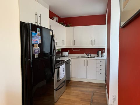 Kitchen or kitchenette, dishwasher, minibar, oven, stove