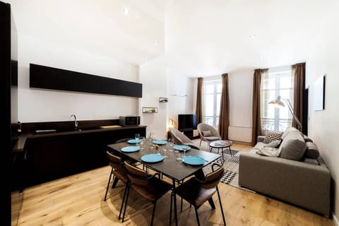 TV and multimedia, Kitchen or kitchenette, Living room, Seating area, Dining area