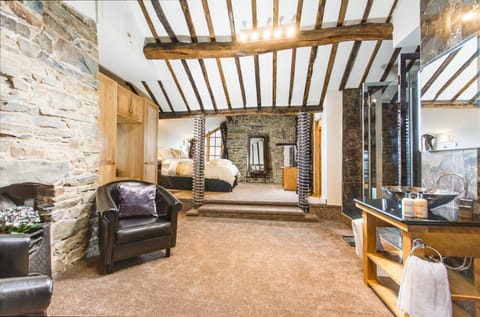 Self Catering Accommodation, Cornerstones, 16th Century Luxury House overlooking the River House in Llangollen