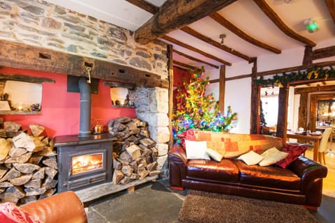 Self Catering Accommodation, Cornerstones, 16th Century Luxury House overlooking the River Maison in Llangollen