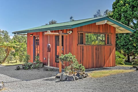 Vacation Home #1 cabin Tiny house with kitchen equipped with essentials  near at the Volcano Park, Pahoa, HI 