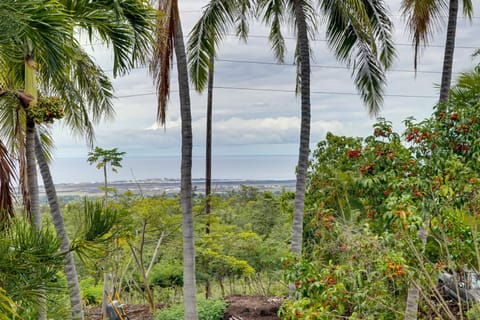 Breezy Kailua-Kona Bungalow with Lanai and Ocean View! Casa in Kalaoa