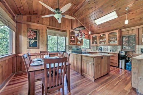 Tropical Cabana with Deck, Hot Tub and Lush Scenery! House in Hawaiian Paradise Park