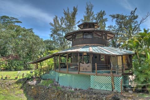 Tropical Cabana with Deck, Hot Tub and Lush Scenery! Maison in Hawaiian Paradise Park