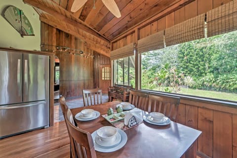 Tropical Cabana with Deck, Hot Tub and Lush Scenery! House in Hawaiian Paradise Park