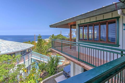 Ocean-View Bungalow 2 Blocks to Pebbles Beach! House in South Kona