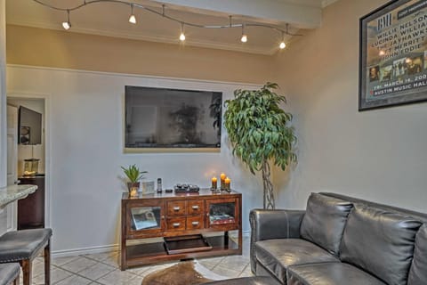 Modern Austin Condo with Pool Less Than 5 Mi to Downtown! Apartment in Austin