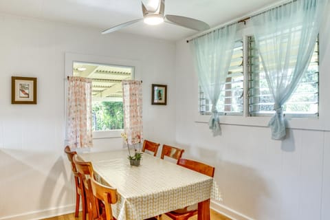 Charming Historic Hilo House Minutes to Beach! Casa in Hilo