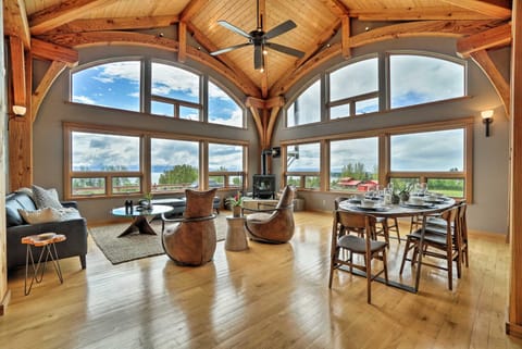 Home with Kachemak Bay View - 5 Miles to Downtown! Haus in Homer