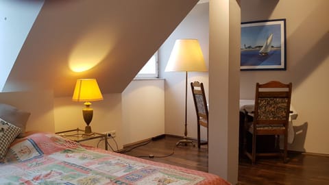 Voll ausgestattetes Penthouse-Zimmer mit Bad Bed and Breakfast in Oberursel