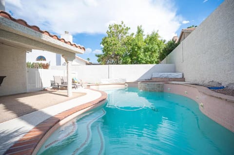 Delightful 4 Bedroom House with Pool! Haus in Green Valley North