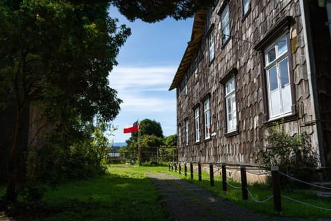 Property building, Facade/entrance, Spring, Day, Natural landscape, Garden, Garden view