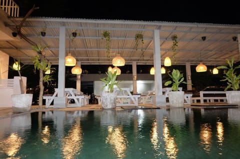 Patio, Restaurant/places to eat, Pool view, Street view, Swimming pool, Swimming pool