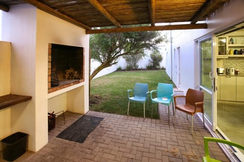 Patio, Garden, Living room, Seating area, Dining area, Evening entertainment, Garden view, fireplace