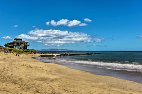 Stunning South Maui Condo with Lanai by Beach! Condominio in Kihei