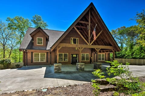 Trenton Cabin with Hot Tub - 14 Mi to Lookout Mtn! House in Alabama