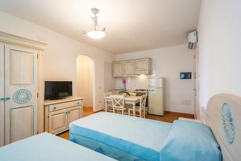 Bed, Kitchen or kitchenette, Photo of the whole room, Dining area