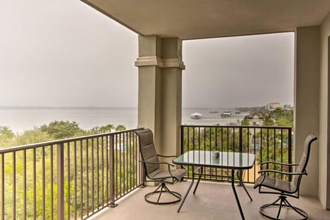 Ornate Resort Condo with Balcony, Pool, Water Views! Condominio in Perdido Key