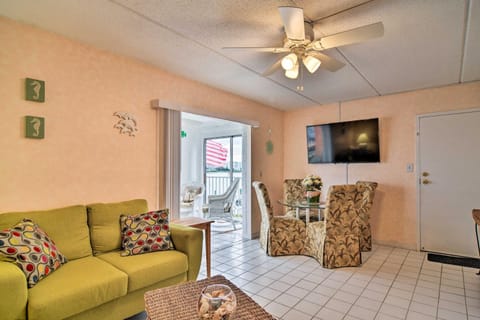 Colorful Bungalow with Pool Less Than 2 Mi to Upham Beach! Apartment in Sunset Beach