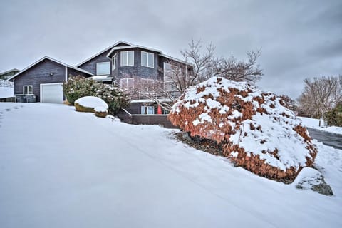 Modern Retreat with Hot Tub - Steps to Lake Chelan! House in Manson