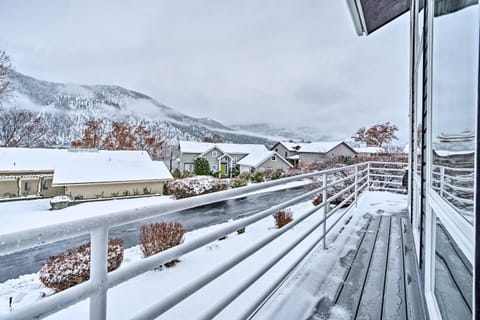 Modern Retreat with Hot Tub - Steps to Lake Chelan! House in Manson