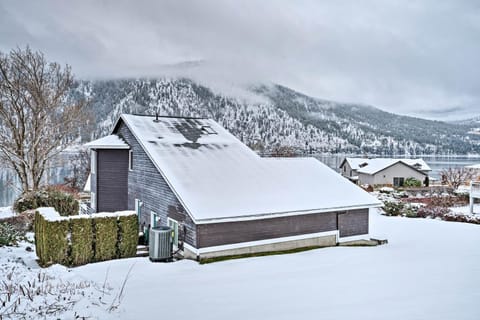 Modern Retreat with Hot Tub - Steps to Lake Chelan! House in Manson