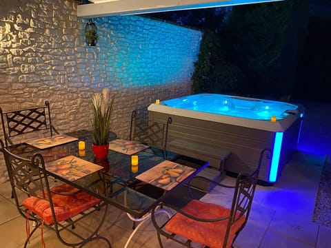 Mas Beau Soleil & Spa Gîtes de Charme avec Jacuzzi Privé House in Saint-Remy-de-Provence