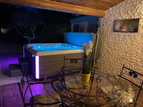 Mas Beau Soleil & Spa Gîtes de Charme avec Jacuzzi Privé House in Saint-Remy-de-Provence