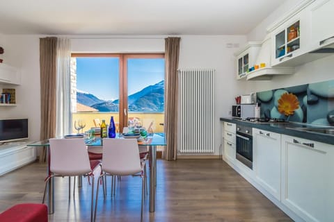 Kitchen or kitchenette, Dining area, Lake view, Mountain view