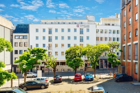 Property building, Facade/entrance, Day, Neighbourhood