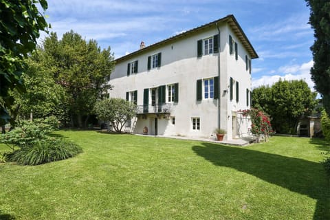 Villa Le Cipresse Chalet in Capannori