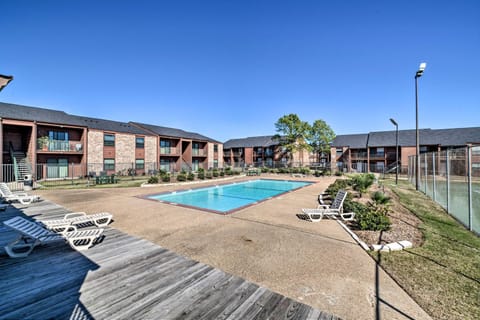 Game Day Retreat Pool Access, 2 Mi to Texas A and M Apartment in College Station