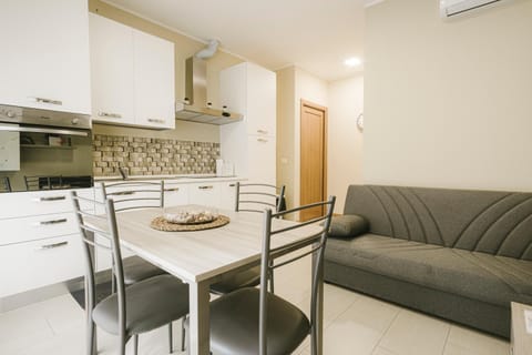 Kitchen or kitchenette, Living room, Seating area, Dining area, stove