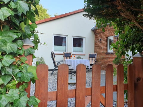 Property building, Patio, Facade/entrance, Natural landscape, Summer, BBQ facilities, Garden, Balcony/Terrace, Beach, On site, Pets