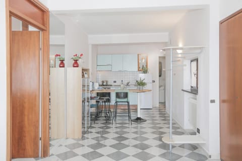 Kitchen or kitchenette, Dining area, oven, stove