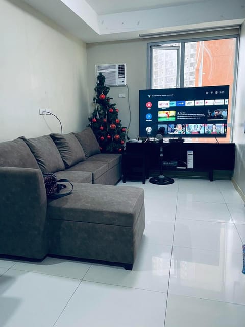 U607 Sunshine100 Netflix 65Inches Android TV 40MBPS Wifi Karaoke Appart-hôtel in Mandaluyong
