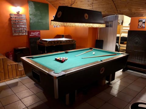 Billiard, Game Room