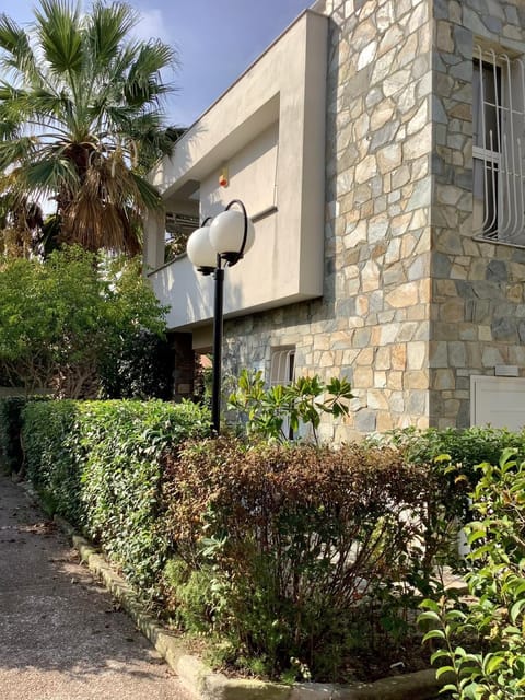 Property building, Facade/entrance, Garden