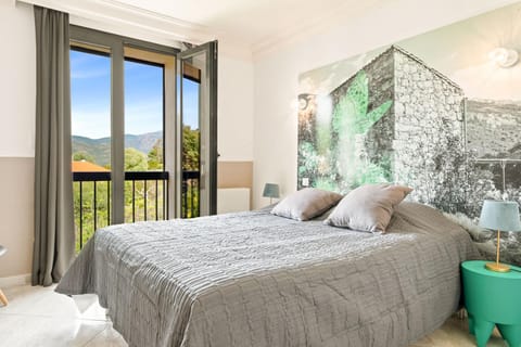 Bedroom, Mountain view