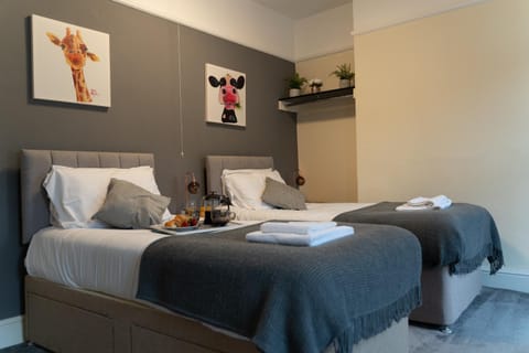 Whitworth House, Sleeps 6 TVs in all bedrooms, WIFI - 3 bedroom House in Northampton