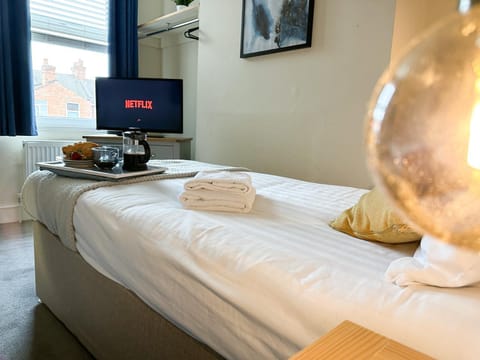 Whitworth House, Sleeps 6 TVs in all bedrooms, WIFI - 3 bedroom House in Northampton